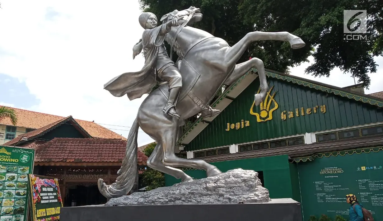 Patung Pangeran Diponegoro terlihat di luar Museum Jogja Galeri,  Jalan Pekapalan Yogyakarta,  Minggu (10/2). Pameran gambar Babad Diponegoro digelar pada 1-24 Februari 2019. (Liputan6.com/Gholib)