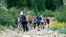 Peserta dengan hati-hati membawa keledainya manaiki bukit saat mengikuti Pack Burro Race ke-69 di Fairplay, Colorado (30/7). Pack Burro Racing adalah olahraga berlari melintasi kawasan pertambangan dengan membawa keledai. (AFP Photo/Jason Connolly)