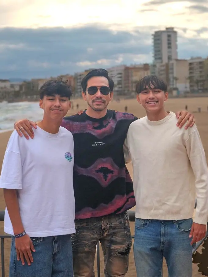 Darius Sinathrya bersama kedua putranya, Lionel dan Diego (Instagram/darius_sinathrya)