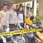 Tersangka penadah sepeda motor curian dengan barang bukti kejahatannya di Pekanbaru. (Liputan6.com/M Syukur)