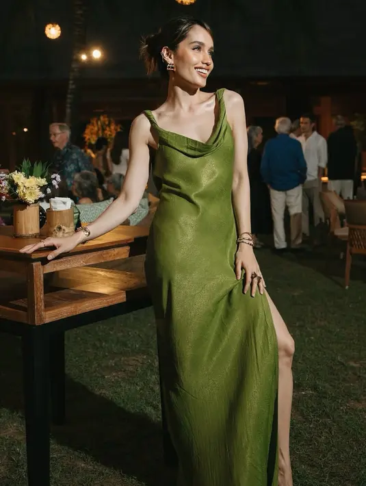 <p>Dress hijau tersebut dipadukan dengan heels strap transparan dan alas putih. Membuat tampilannya semakin elegan. [@claurakiehl]</p>