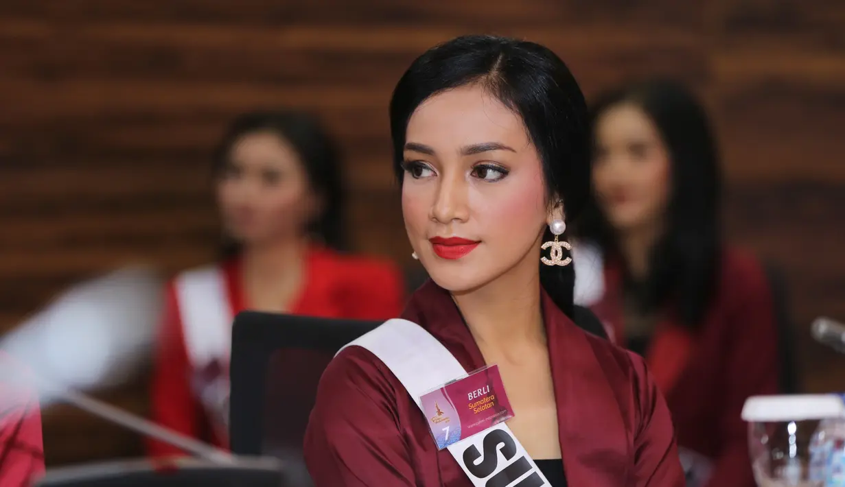 Para finalis diterima Wakil Ketua KEIN, Arif Budimanta serta Sekretaris KEIN yang juga Ketua Dewan Pembina Yayasan Puteri Indonesia, Putri Kus Wisnu Wardani.  (Adrian Putra/Bintang.com)