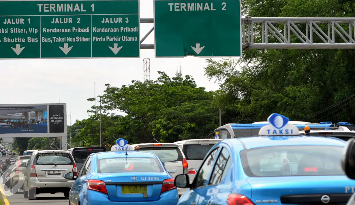 Kondisi arus lalu lintas di sepanjang ruas jalan tol Bandara Soekarno Hatta, Cengkareng, Tangerang, Rabu (24/12). Meningkatnya penumpang pada Natal dan Tahun Baru tahun ini membuat kemacetan di Terminal 1 dan 2. (Liputan6.com/Faisal R Syam)