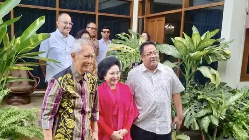 Calon Wakil Gubernur DKI Jakarta, Rano Karno menyambangi Putra sulung Bung Karno, Guntur Soekarnoputra di kediamannya di kawasan Kemang, Jakarta Selatan, Kamis (12/9/2024).