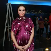 Mengurangi kesibukannya di dunia entertainment memang salah satu cara baginya untuk menjaga agar kondisi kesehatannya dan bayi tidak terganggu. (Deki Prayoga/Bintang.com)