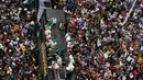 Timnas Afrika Selatan disambut meriah warga saat parade kemenangan Piala Dunia Rugby 2019 di Kota Johannesburg, Afrika Selatan, Kamis (7/11/2019). Timnas Afrika Selatan meraih gelar juara Piala Dunia Rugby 2019 setelah mengalahkan Inggris di final. (AP Photo/Denis Farrell)