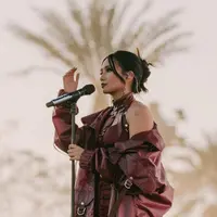 Aksi panggung Niki saat tampil dalam festival musik Coachella juga sukses membuat penonton hanyut dalam suasana. Terlebih lagi, dirinya turut membawakan lagu Indonesia yang membuat banyak penonton dari Tanah Air ikut bernyanyi. (Liputan6.com/IG/@nikizefanya)