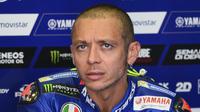 Wajah kesal pembalap Movistar Yamaha, Valentino Rossi usai gagal mendapatkan kecepatan bagus pada latihan bebas hingga kualifikasi MotoGP Catalunya 2017. (Josep LAGO / AFP)