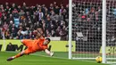Penjaga gawang Aston Villa, Emiliano Martinez tidak dapat menjagkau bola tendangan dari pemain Arsenal pada pertandingan pekan ke-24 Premier League 2022/2023 yang berlangsung di Villa Park, Sabtu (18/2/2023). (AFP/Geoff Caddick)