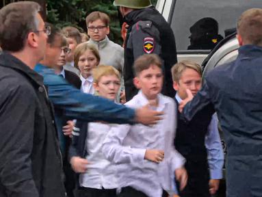 Dalam gambar yang diambil dari video ini, anak-anak sekolah berlari dari lokasi penembakan di Sekolah No. 88, Izhevsk, Rusia, Senin (26/9/2022). Pihak berwenang mengatakan seorang pria bersenjata telah menewaskan 15 orang dan melukai 24 lainnya di sebuah sekolah di Rusia tengah. (Izhlife.ru via AP)