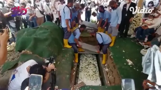 6 Potret Suasana Haru Pemakaman Raditya Oloan, Tangis Joanna Alexandra Pecah