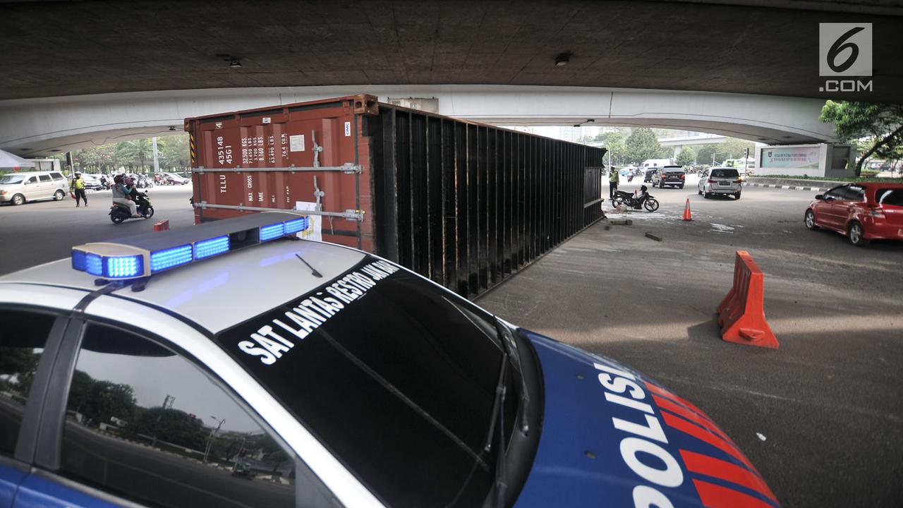 Kelebihan Muatan, Truk Kontainer Terguling di Kolong Flyover Tomang