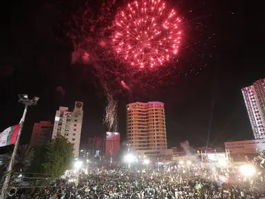 Orang-orang berkumpul untuk menyaksikan kembang api dalam perayaan Hari Kemerdekaan Pakistan, di Karachi, Pakistan, Senin (14/8/2023). (AP Photo/Fareed Khan)