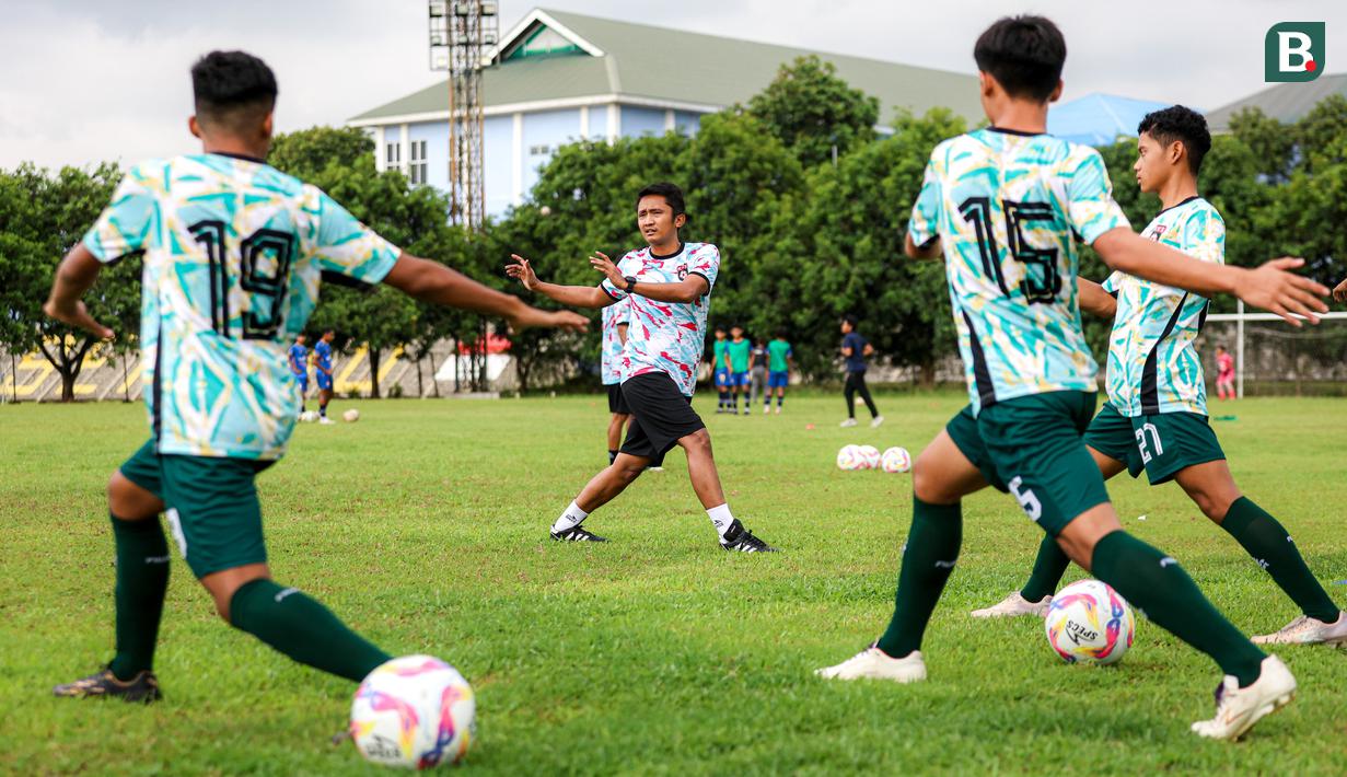<p>Asisten Pelatih Qorby Haqqul Adam memimpin sesi pemanasan para pemain Korea-Korea Selecao menjelang laga uji coba melawan Akademi Sepak Bola Intinusa Olah Prima (ASIOP) di Lapangan Sutasoma, Halim, Jakarta Timur, Selasa (18/11/2024). (Bola.com/Bagaskara Lazuardi)</p>