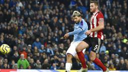 Striker Manchester City, Sergio Aguero, mencetak gol ke gawang Sheffield United pada laga Premier League 2019 di Stadion Etihad, Minggu (30/12). Manchester City menang 2-0 atas Sheffield United. (AP/Rui Vieira)