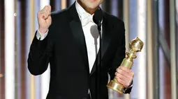 Aktor Rami Malek saat menerima penghargaan Golden Globes 2019 di The Beverly Hilton, California, Minggu (6/1). Rami menyabet penghargaan Golden Globes 2019 lewat perannya sebagai Freddie Mercury di film Bohemian Rhapsody. (Paul Drinkwater/NBC via AP)