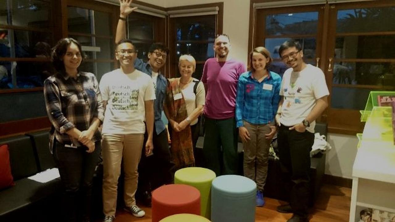 Moritz Lehr dari Kunst-stoff Studio (ketiga kanan), Linda Kruse dari The Good Evil GmbH (kedua kanan), serta Garibaldy W. Mukti dan Teddy Pandu dari Nightspade, Bandung (kedua dan ketiga dari kiri). Foto: Liputan6.com/Muhammad Sufyan Abdurrahman