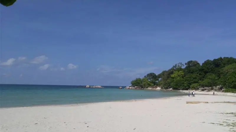 Mandi Matahari di Pantai Trikora