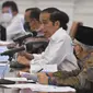 Presiden Jokowi memimpin RapatTerbatas mengenai Rencana Pengadaan dan Pelaksanaan Vaksinasi COVID-19 di Istana Merdeka, Jakarta, Senin (26/10/2020). (Sekretariat Kabinet RI)