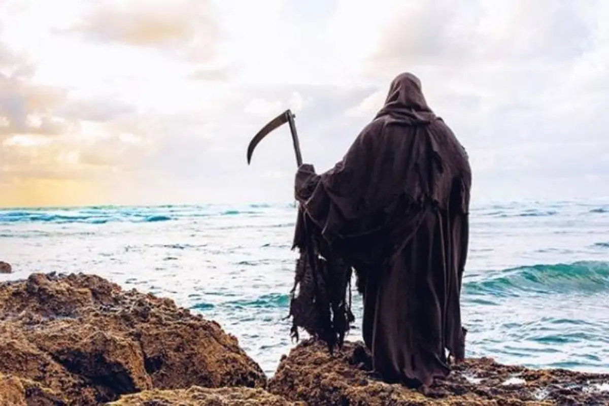 Sosok berjubah hitam yang membawa kapak yang sering disebut malaikat maut sering hadir di pantai dan sungai yang ada di Selandia Baru. Ada apa? (Foto: Instagram/iamtheswimreaper)