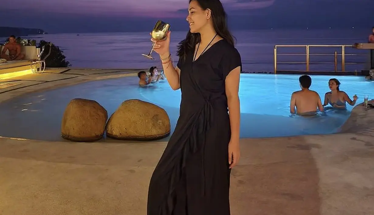 Lady Nayoan tampil dengan dress hitam panjang dengan detail renda. Wajahnya pun tampil natural dengan rambut yang terurai. (@ladykjaernett)