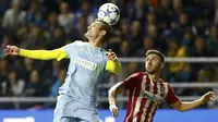 Pemain Astana Dzholchiyev berusaha menyundul bola saat menjamu Atletico Madrid (Reuters)