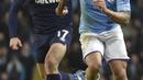 Penyerang Manchester City, Gabriel Jesus menggiring bola dari kejaran penyerang West Ham, Jarrod Bowen pada pertandingan lanjutan Liga Inggris di stadion Etihad di Manchester, Inggris, Rabu (19/2/2020). City menang atas West Ham 2-0. (AP Photo/Rui Vieira)