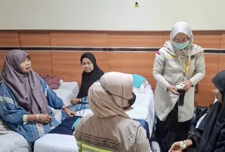 Pelaksana Lansia dan Disabilitas (Landis) melakukan pelayanan terhadap jemaah haji Indonesia. (dok. Landis Sektor 5 PPIH Daker Makkah)