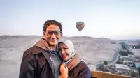 Sandiaga Uno dan sang istri Nur Asia saat menikmati matahari terbit di atas balon udara di Mesir. (dok. Instagram @sandiuno/https://www.instagram.com/p/CH2glOwhKRi/)