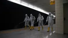 Petugas kebersihan APD melakukan disinfeksi di peron stasiun kereta bawah tanah di Ankara, Turki (19/11/2020). Turki pada Kamis (19/11) melaporkan 4.542 kasus baru COVID-19, menambah total infeksi coronavirus menjadi 430.170, seperti diumumkan Kementerian Kesehatan Turki. (Xinhua/Mustafa Kaya)