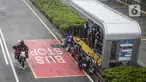 Motor melintas saat turun hujan di Jalan Jenderal Sudirman, Jakarta, Minggu (18/10/2020). Badan Meteorologi, Klimatologi, dan Geofisika (BMKG) menyatakan musim hujan berlangsung mulai Oktober dan diprediksi mencapai puncaknya pada Januari hingga Februari 2021. (Liputan6.com/Faizal Fanani)
