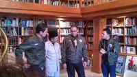 BJ Habibie hadiahi Anies-Sandi jaket bomber