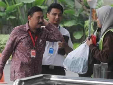 General Manager Divisi 6 PT Nindya Karya (Persero) Arie Mindartanto tiba di gedung KPK, Jakarta, Senin (23/4). Arie Mindartanto diperiksa sebagai saksi untuk salah satu tersangka korporasi, PT Tuah Sejati. (Merdeka.com/Dwi Narwoko)