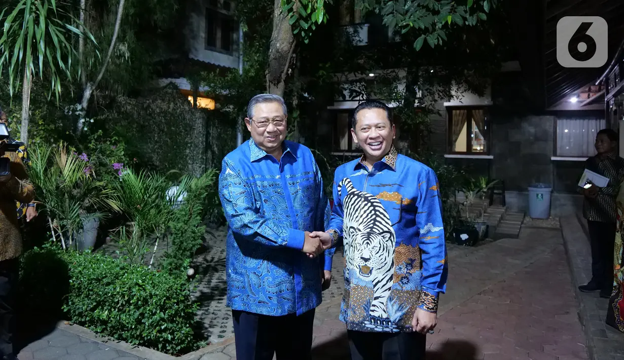 Ketua MPR Bambang Soesatyo bersalaman dengan Presiden ke-6 Susilo Bambang Yudhoyono saat mengantarkan undangan pelantikan Presiden dan Wakil Presiden periode 2019-2024 di Puri Cikeas, Bogor, Jawa Barat, Rabu (16/10/2019). (Liputan6.com/Herman Zakharia)