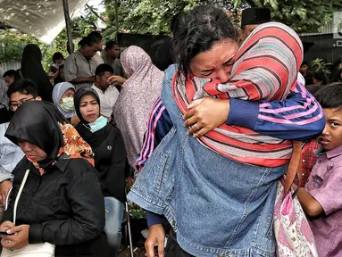 Sejumlah kerabat dan keluarga histeris sambut kedatangan jenazah kecelakaan Tanjakan Emen Kabupaten Subang di RSUD Tangsel, Ciputat, Minggu (11/2). Jenazah tiba untuk dimandikan dan disalatkan sebelum dibawa ke TPU. (Liputan6.com/Fery Pradolo)