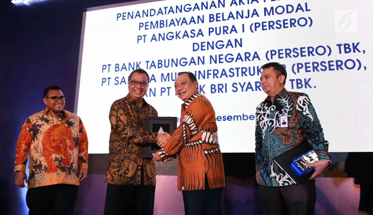 Dirut BTN Maryono (kedua kanan) memberikan cindera mata kepada Direktur Utama AP 1 Faik Fahmi usai penandatanganan perjanjian kredit korporasi senilai Rp.2 Triliun (non revolfing) di Jakarta, Selasa (18/12). (Liputan6.com/HO/Suryo)