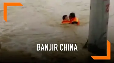 Musibah banjir menerjang sejumlah kota di Provinsi Jianxi China. Ratusan ribu warga terpaksa mengungsi akibat banjir, sebagian sempat terjebak kepungan air banjir.