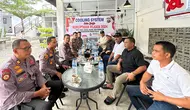 Personel Polres Rokan Hulu bersama sejumlah tokoh masyarakat dan kepala desa membahas mewujudkan Pilkada damai. (Liputan6.com/M Syukur)