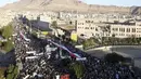 Ribuan kelompok houthi melakukan demonstrasi di jalanan Ibukota Yaman, Sanna, Jumat, (20/11). Pada tanggal 25 Maret, Arab Saudi dan beberapa sekutunya di Liga Arab telah meluncurkan serangan udara terhadap Houthi. (REUTERS/Khaled Abdullah)