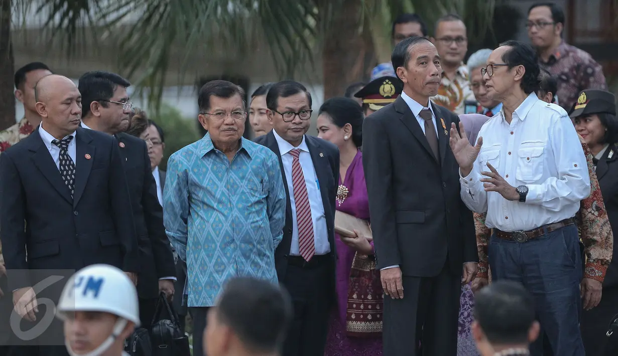 Presiden Jokowi berbincang dengan Setiawan Djody di Bandara Halim Perdana Kusuma, Jakarta,(24/10/2015). Presiden dijadwalkan berkunjung ke California yang menjadi lokasi sejumlah raksasa teknologi dunia. (Liputran6.com/Faizal Fanani)