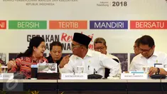  Menko PMK Puan Maharani (kiri) berbincang dengan Mendikbud, Muhadjir Effendy jelang rapat koordinasi tingkat menteri di Jakarta, Senin (17/4). Rakor membahas kemajuan persiapan penyelenggaraan Asian Games 2018. (Liputan6.com/Helmi Fithriansyah)
