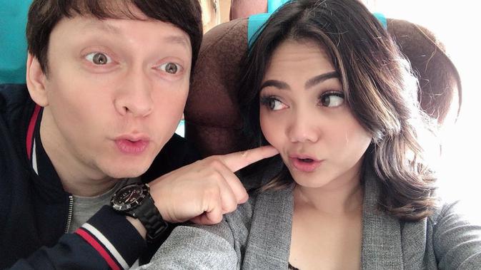 Ternyata Josscy adalah sosok yang humoris, ia mampu mengimbangi kekonyolan Rina Nose. Bahkan terkadang Josscy terlihat lebih lucu dibandingkan Rina. (Liputan6.com/IG/rinanose16)