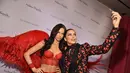 Adriana Lima pun tidak bisa menahan diri untuk bermain-main dengan kembaran barunya tersebut. Ia kerap kali melakukan selfie dengan patung lilinnya. Berdasarkan PR Newswire, proses pembuatan patung lilin Adriana Lima dimulai pada Juli.(AFP/Bintang.com)