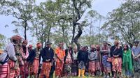 Masyarakat adat saat menggelar ritual penolakan cagar alam Mutis Timau menjadi Taman nasional. (Ola Keda/Liputan6.com)