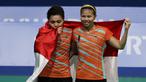 Ganda Indonesia, Greysia Polii / Apriyani Rahayu, melakukan selebrasi usai meraih emas pada final SEA Games 2019 di Muntinlupa Sports Complex, Manila, Senin (9/12). Pasangan Indonesia menang 21-3 dan 21-8 atas wakil Thailand. (Bola.com/M Iqbal Ichsan)