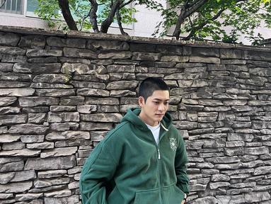 Sehari sebelum berangkat wamil, Kang tae Oh mengunggah foto dengan kepala plontos. Dia siap menjalani tugas kemiliteran. (Foto: Instagram/ kto940620)