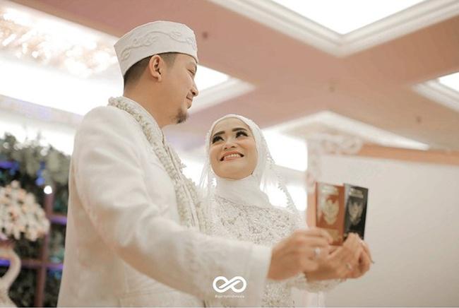 Bahagia dengan status barunya sebagai pasangan suami istri, Tito dan Tari pun dengan bangga memamerkan buku nikah mereka di depan kamera./copyright instagram.com/taritazkiyah/sry