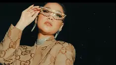 Penyanyi kelahiran 22 Maret 1983 sangat mengikuti mode tren anak muda. Ia sering memakai kacamata kece dengan bernuansa glamor dan blink-blink. BCL bergaya kekinian dengan kacamata warna emas ini berhasil bikin publik terkesima. (Liputan6.com/IG/@bclsinclair)