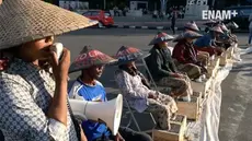 Petani menegaskan, aksi pasung kaki ini tak akan selesai hingga Presiden mengabulkan tuntutan para petani.