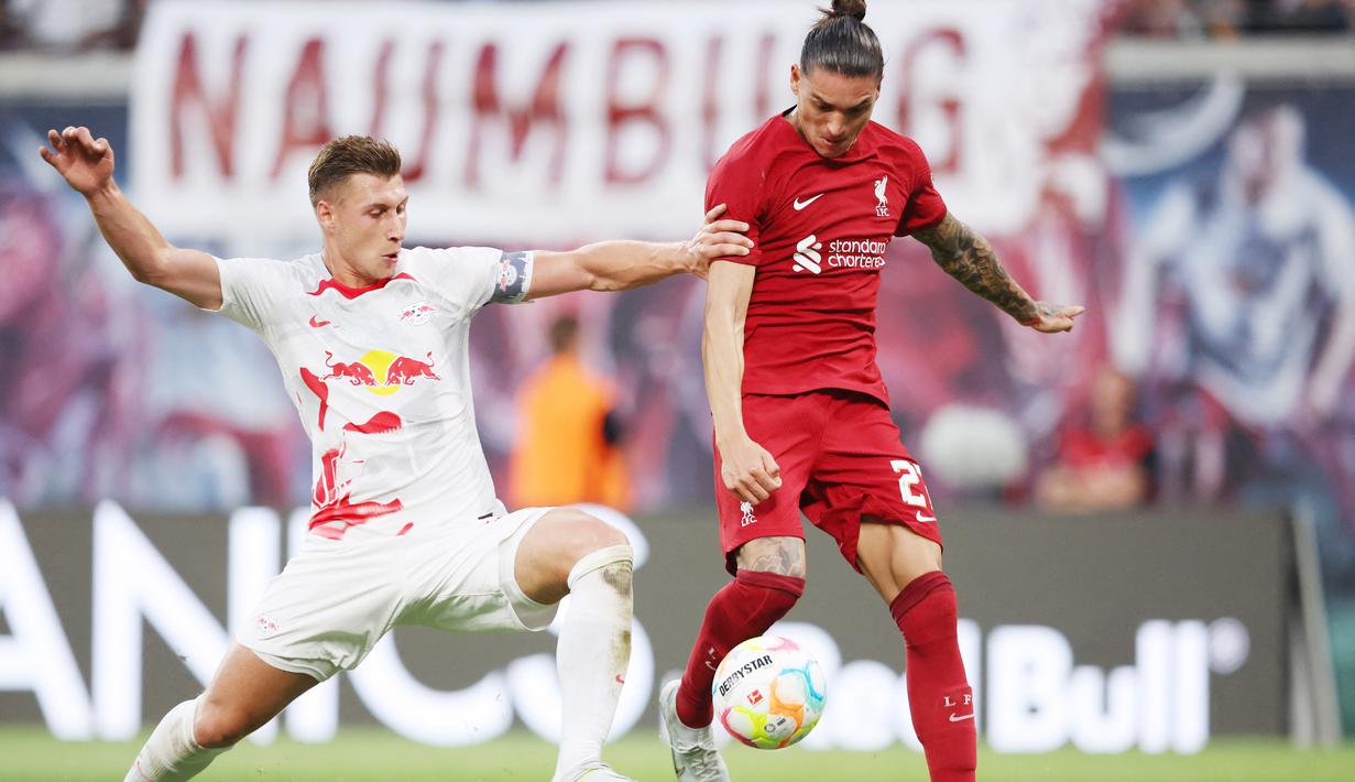Nunez bermain melempem ketika The Reds takluk 0-4 dari Manchester United (12/7/2022) dan menang 2-0 atas Crystal Palace (15/7/2022). (AFP/Ronny Hartmann)